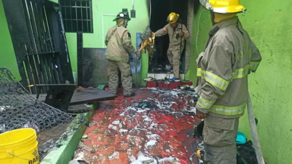 Bomberos sofocaron el incendio y confirmaron que el adulto mayor no contaba con signos vitales.