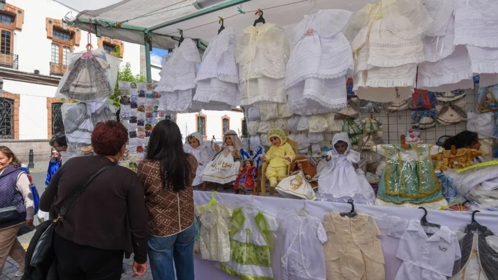 La tradición de vestir al Niño Dios en el Día de la Candelaria simboliza su presentación en el templo