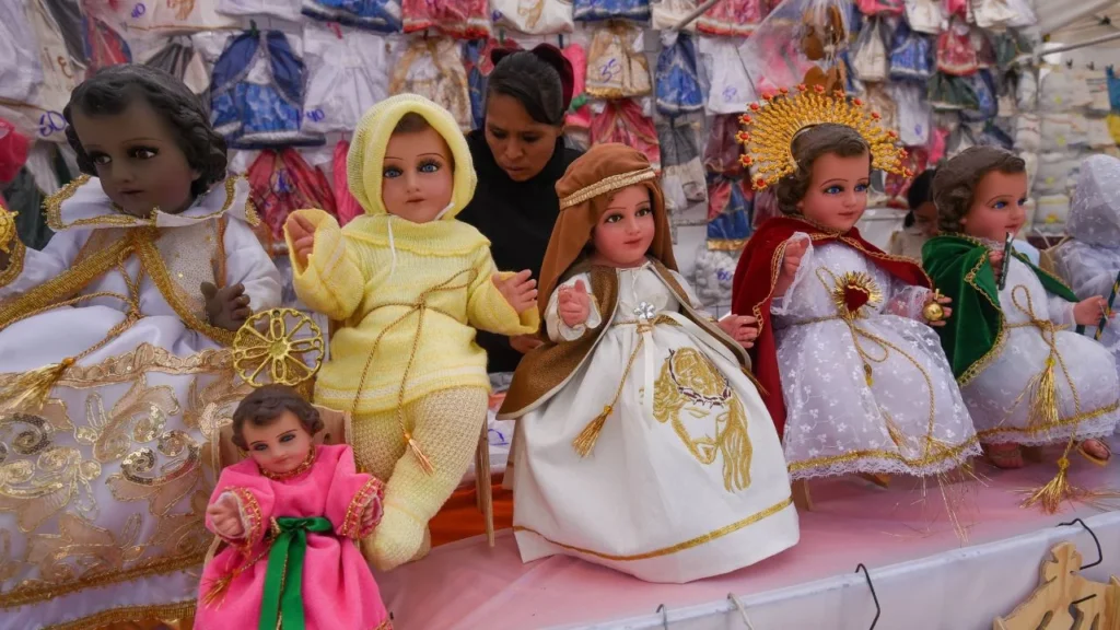 La tradición de vestir al Niño Dios en el Día de la Candelaria simboliza su presentación en el templo