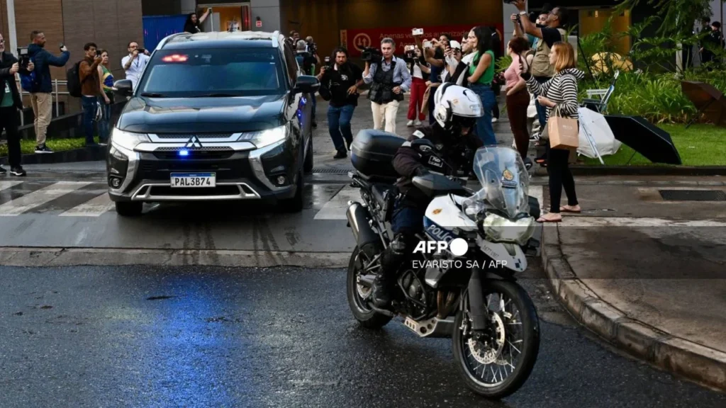 Jair Bolsonaro salió del Hospital DF Star escoltado por motocicletas de la policía hacia una sede policial donde cumple su condena.