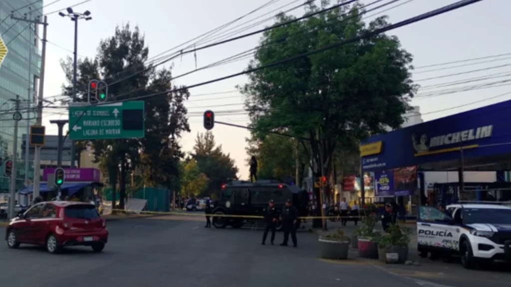 Elementos de la SSC desplegaron patrullas y helicópteros Cóndores durante un operativo de seguridad en Marina Nacional, en la alcaldía Miguel Hidalgo.