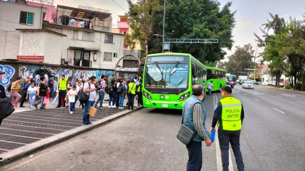 La interrupción del servicio se debe a trabajos de mantenimiento en el tramo elevado de algunas estaciones de la Línea B del Metro.