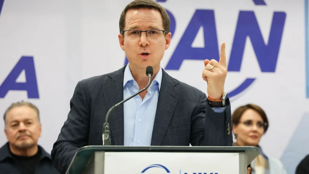 Ricardo Anaya, coordinador panista en el Senado, durante la conferencia de prensa en el Senado de la República previo al inicio de actividades de la Reunión Plenaria del grupo parlamentario del partido ante la LXVO Legislatura. Romero Herrera respondió cuestionamientos de los medios de comunicación respecto al tema de la Reforma Electoral, así cómo del descarrilamiento del Tren Interoceánico