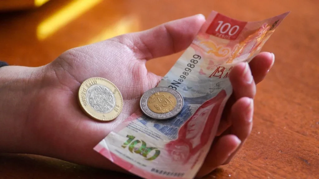 El peso mexicano cerró la sesión con una depreciación de 0.32% o 5.7 centavos.