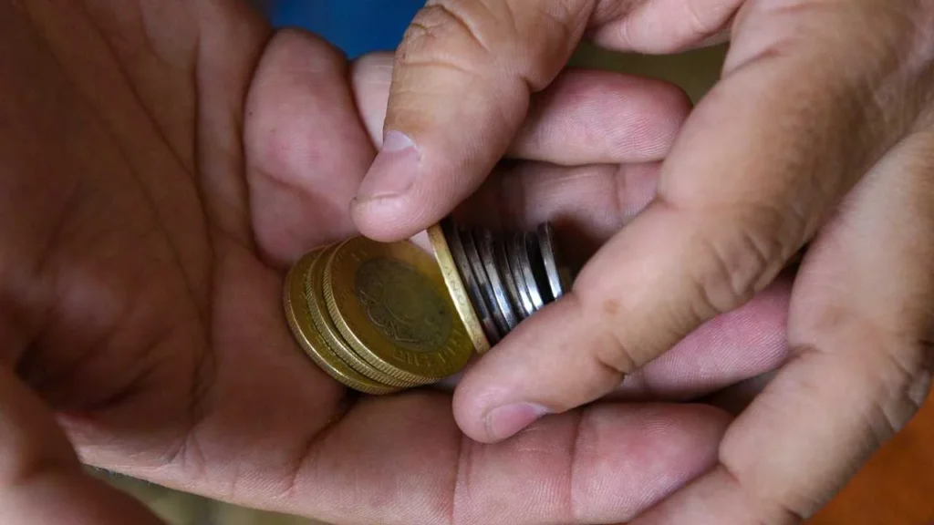 El peso mexicano cerró la sesión cotizando alrededor de 17.60 pesos por dólar.