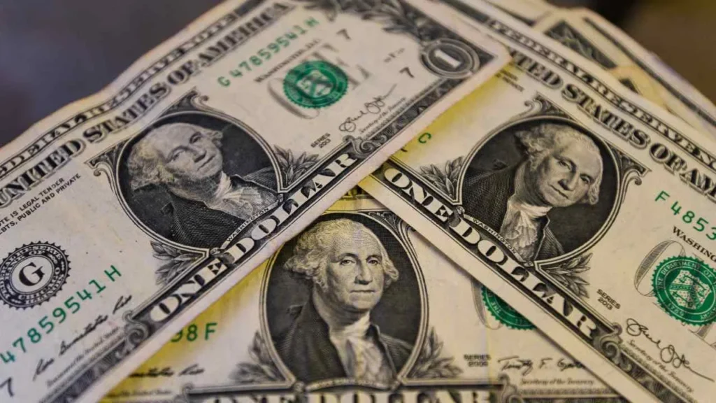 El secretario del Tesoro de EU dijo que se tiene una política de dólar fuerte, lo que contrasta con los comentarios de Donald Trump.