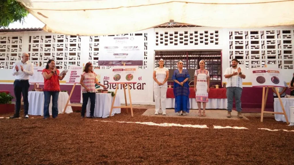 La presidenta visitó el centro de acopio de café, en Atoyac de Álvarez, en Guerrero.