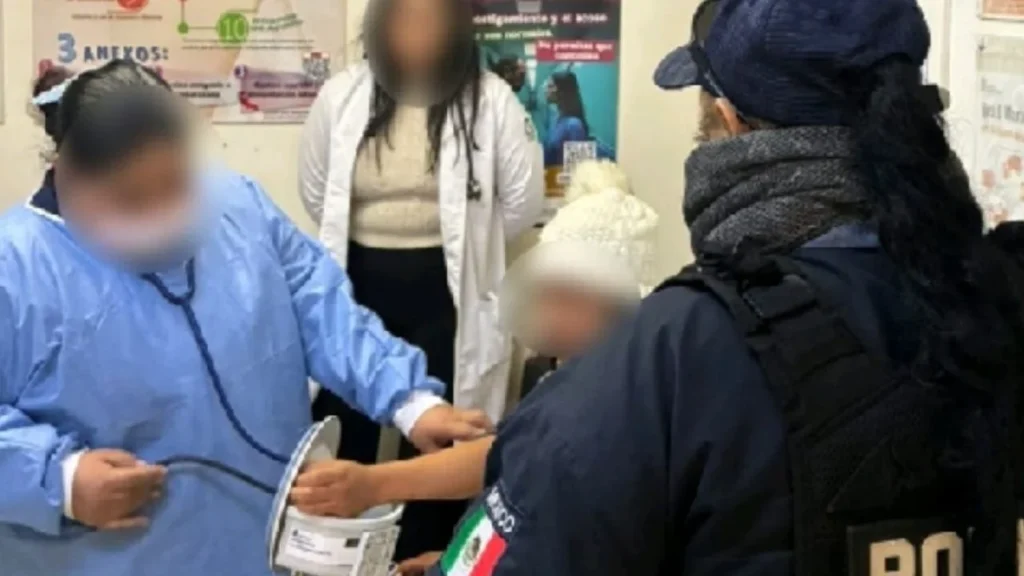 Elementos de la Policía municipal de Nezahualcóyotl brindaron apoyo a una mujer en labor de parto y ayudaron al nacimiento de gemelos en Pantitlán.