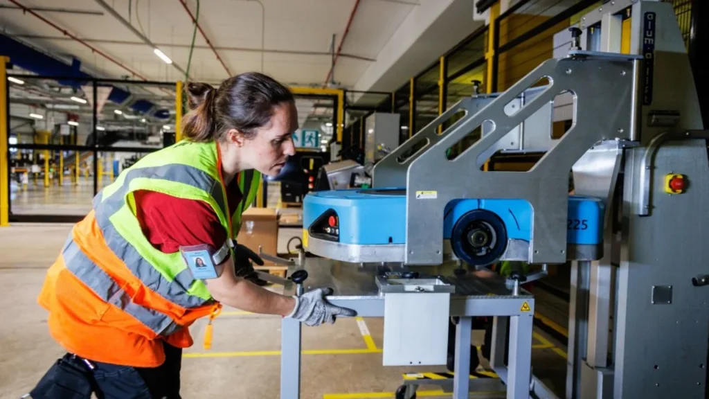 Amazon informó un recorte de 16 mil puestos de trabajo en el mundo como parte de su reestructuración para impulsar inversiones en inteligencia artificial.