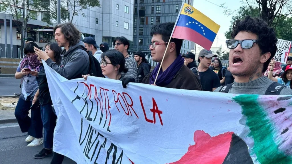 Luego de manifestarse en la embajada de Estados Unidos, protestantes marcharon rumbo a la embajada de Venezuela en la Ciudad de a México.