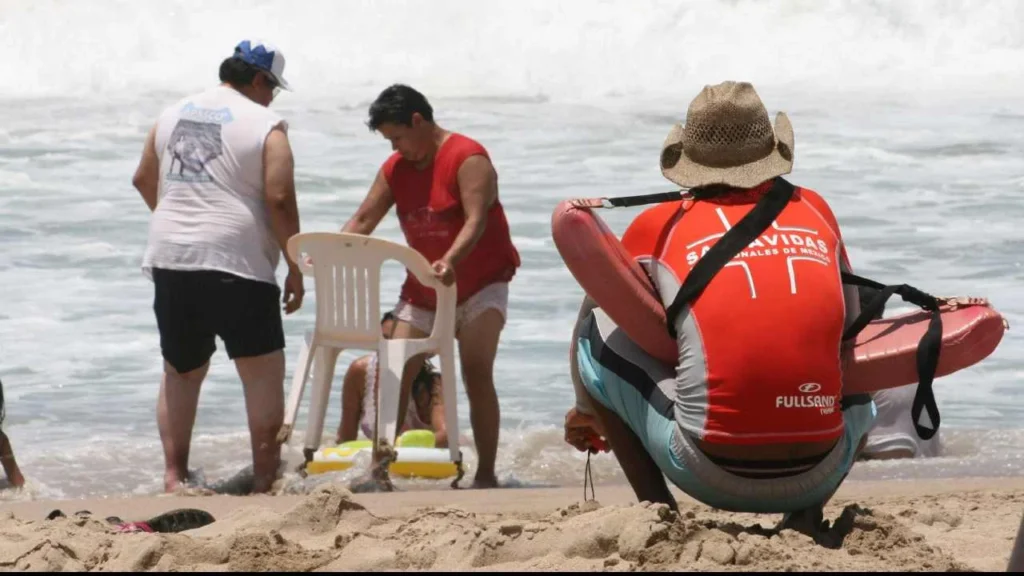Rescatistas apoyaron en el salvamento de los turistas.