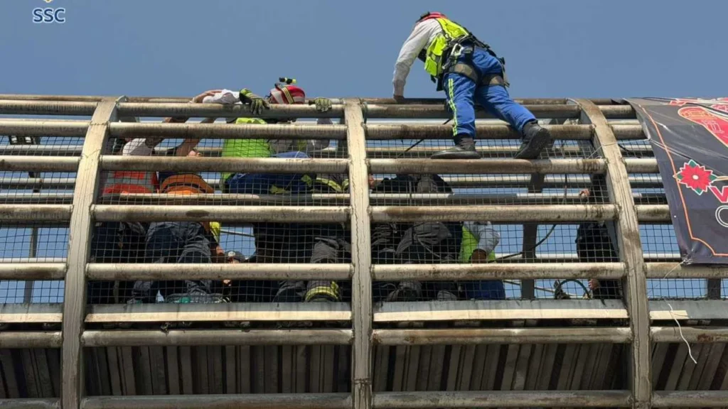 Servicios de emergencia de la CDMX rescataron a un hombre que pretendía arrojarse del puente peatonal.
