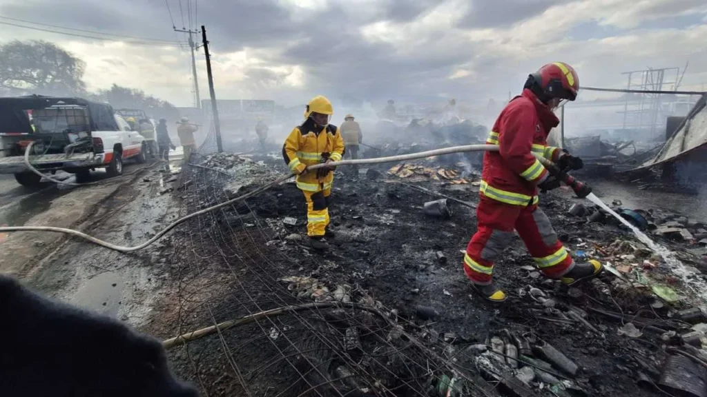 Bomberos de distintos municipios sofocaron el incendio en la fábrica recicladora.