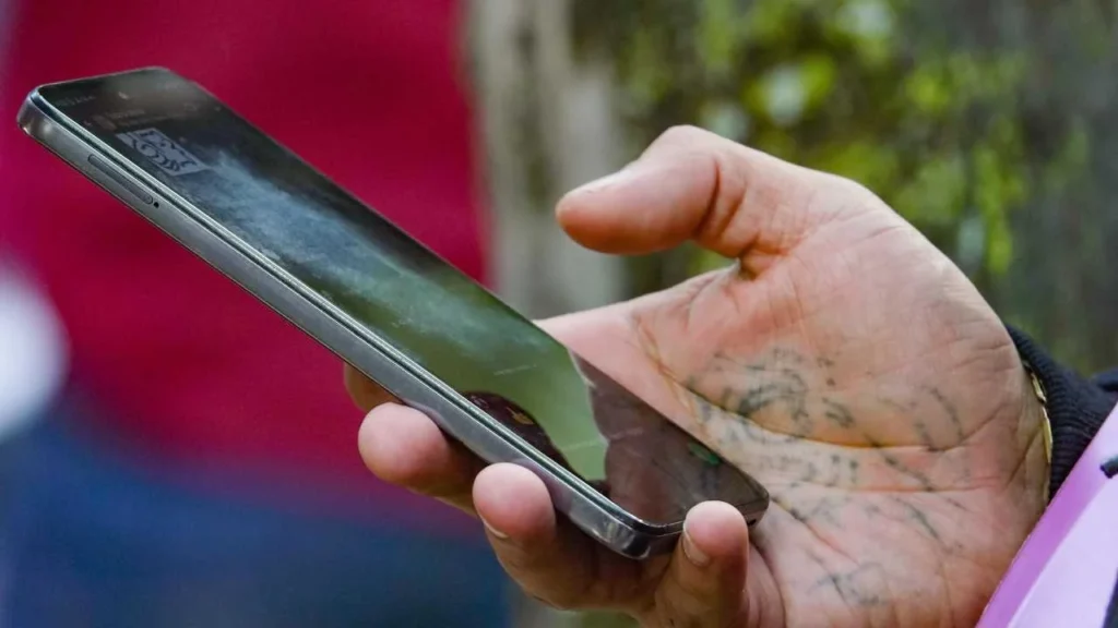 Se abrió una investigación por las denuncias en redes sociales de una vulneración en el proceso de registro de líneas de celular.