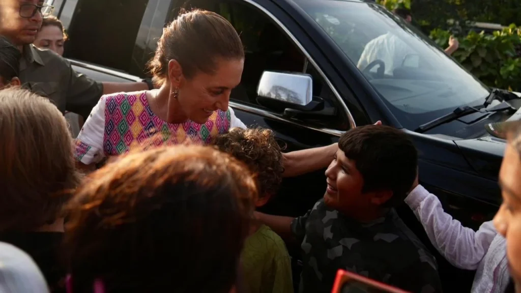 Durante su visita a la Costa Grande en Guerrero, el vehículo en el que viajaba Sheinbaum fue interceptado por personas que querían saludarla.