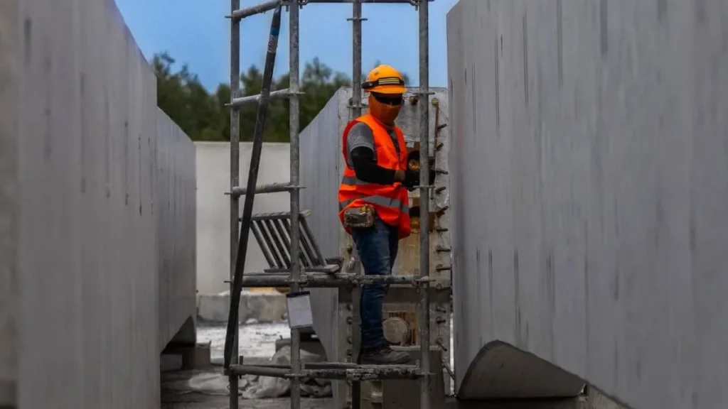Trabajador sufre accidente en obras de la Línea 6 del Metro en Nuevo León
