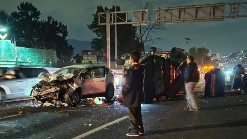 Servicios de emergencia atendieron un choque múltiple con volcadura en la autopista México-Pachuca, a la altura de San Pedro Xalostoc, donde dos personas perdieron la vida.