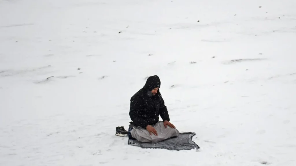 
Un hombre afgano ofrece una oración en un campo durante una nevada en las afueras de Mazar-i-Sharif el 22 de enero de 2026.
Fuertes tormentas y un deslizamiento de tierra provocado por la lluvia han matado al menos a 61 personas en todo Afganistán

