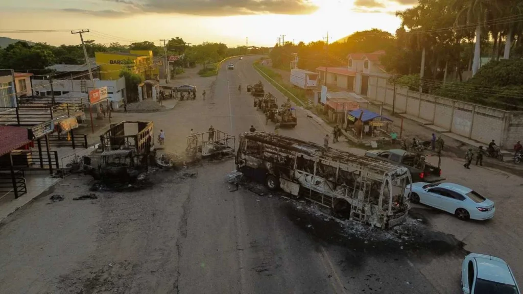 Narco bloqueo en Sinaloa por una facción del cártel que impera en el estado, mismo que es catalogado como terrorista. 