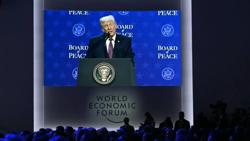 El presidente de los Estados Unidos, Donald Trump, celebra una carta fundacional firmada en la reunión de la "Junta de Paz" durante la reunión anual del Foro Económico Mundial (WEF) en Davos el 22 de enero de 2026.