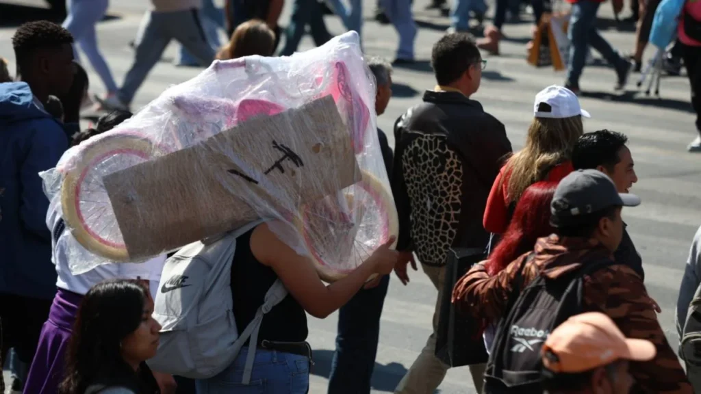 Alegría. Con el tiempo encima, Melchor, Gaspar y Baltasarse apresuran con las últimas compras; mientras que niñas y niños envían su lista de deseos.