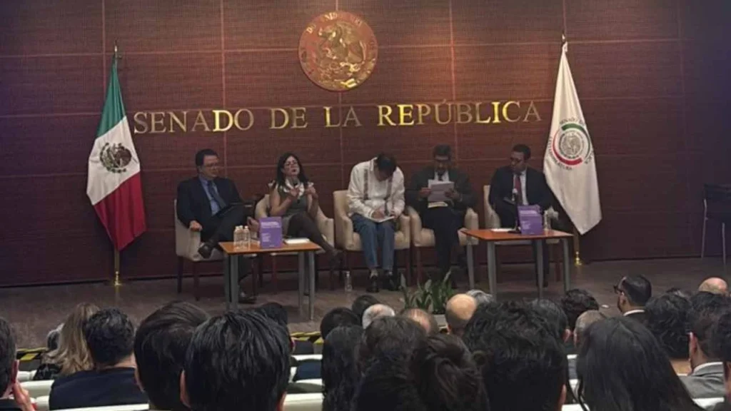 Noroña estuve en la presentación del libro "Entre la Constitución y la campaña mediática".