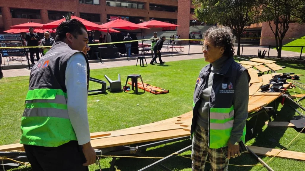 Paramédicos y personal de emergencia atienden a lesionados tras el colapso de un templete en la Ibero de la Ciudad de México.