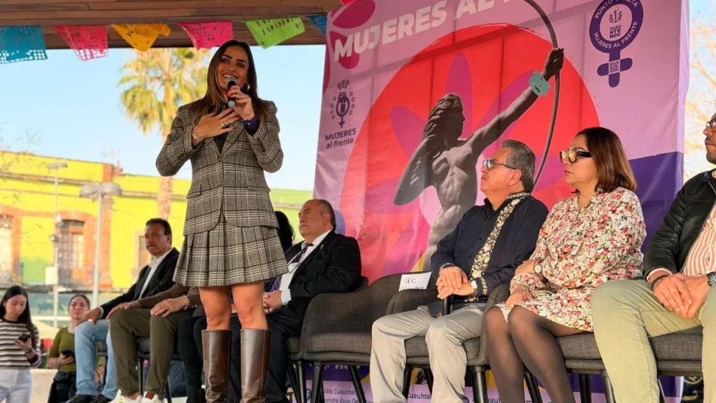 Alessandra Rojo de la Vega inaugura siete Puntos Violeta en Plaza Garibaldi