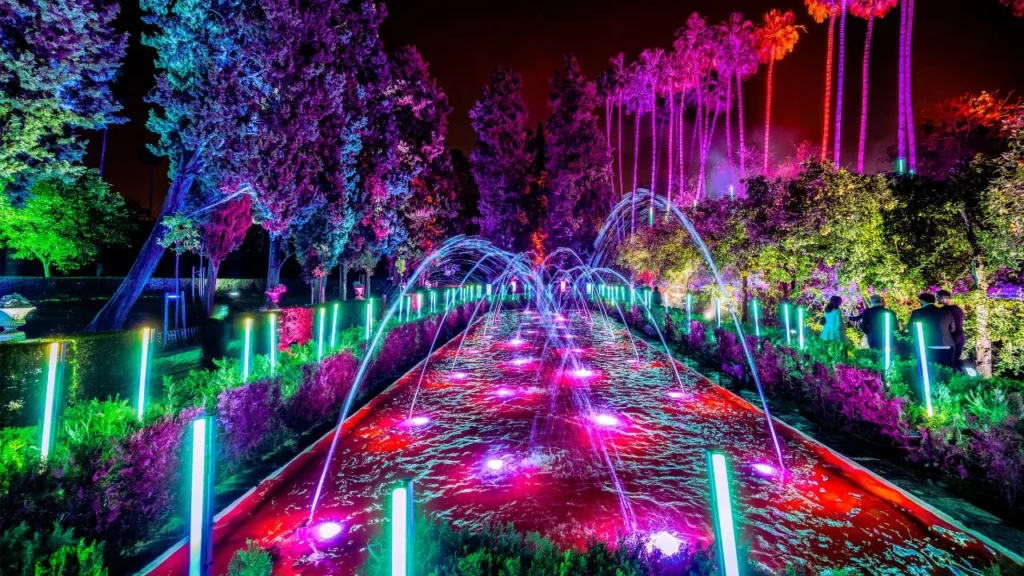 El universo de Alicia en el País de las Maravillas promete un recorrido nocturno lleno de luz, música y personajes icónicos en Parque Lira.