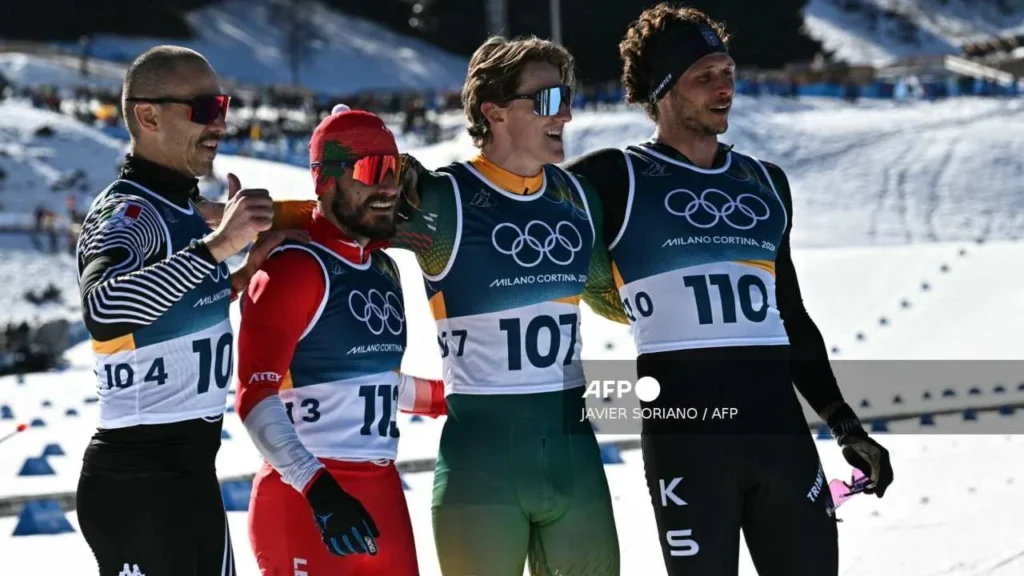  El mexicano Allan Corona en una imagen memorable junto con otros competidores, al finalizar su participación en el esquí de fondo.