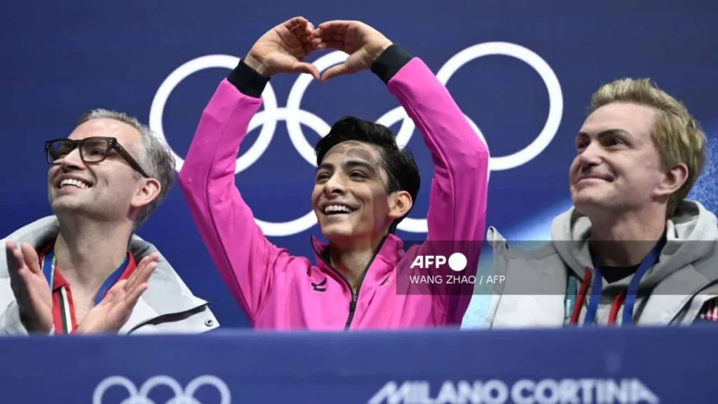Donovan Carrillo forma un corazón con sus manos en agradecimiento al público que lo apoyó en la final de la categoría.