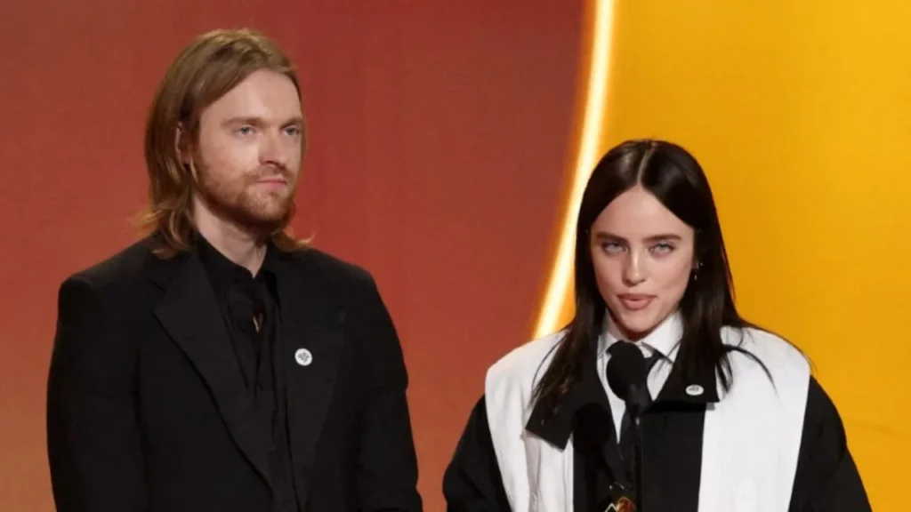 Tras ganar el premio a Canción del Año por el tema ‘Wildflower’ en los Grammy 2026, Billie Eilish arremetió contra el ICE.