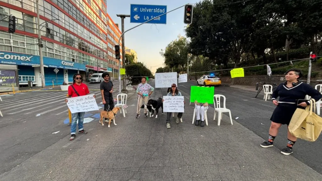 Tras más de 32 horas de bloqueo, permanece cerrada la circulación en avenida Parque Lira y Gobernador Vicente Eguía, en Miguel Hidalgo. Manifestantes exigen la presencia de Clara Brugada o del alcalde Mauricio Tabe.