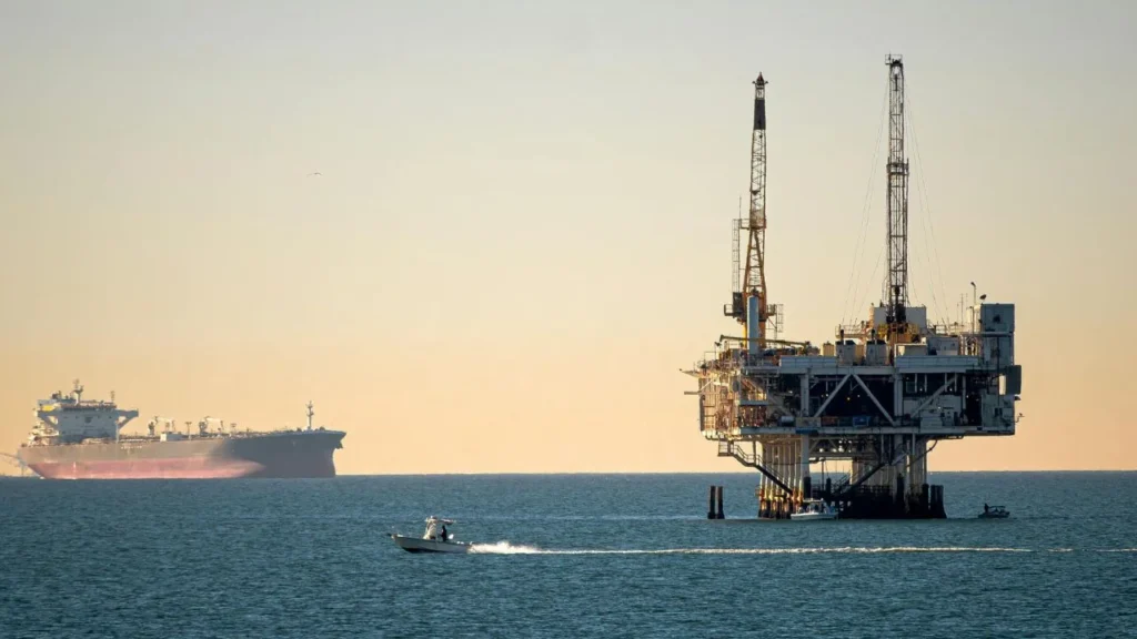 El precio del petróleo cayó este lunes, lastrado por la perspectiva de conversaciones entre responsables iraníes y estadounidenses.