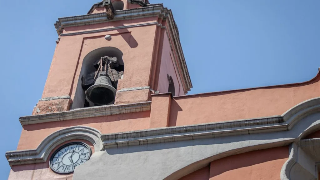 Doroteo Cáceres lucha por mantener viva el oficio de campanero, costumbre milenaria, ante el avance de la tecnología.