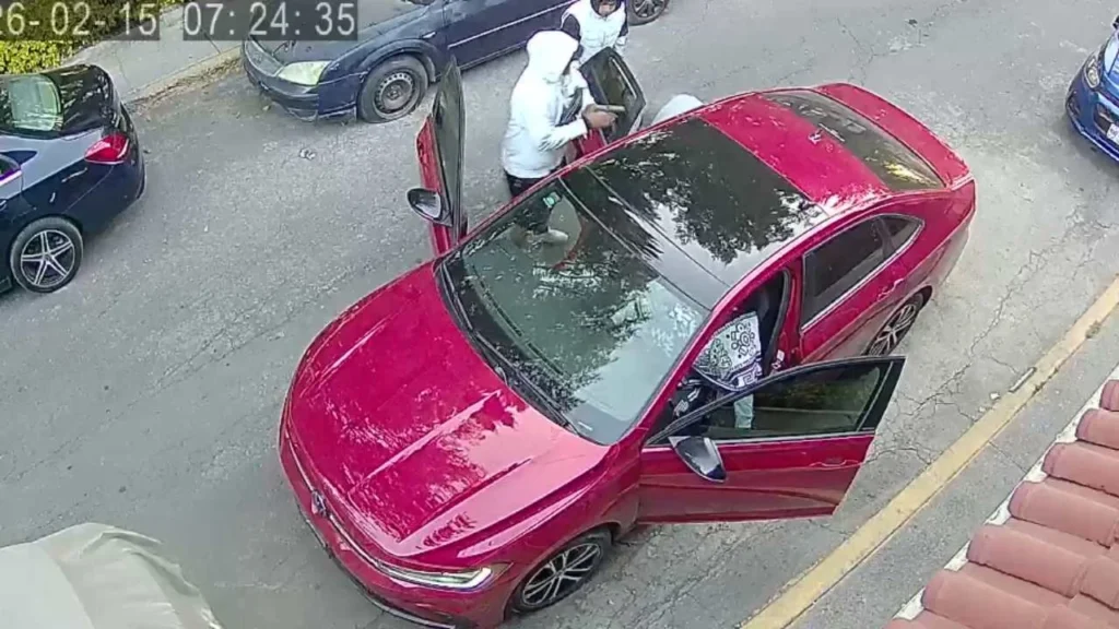 La víctima se apuró a sacar a su hija de la parte trasera del automóvil, ante el miedo de que le hicieran algo.