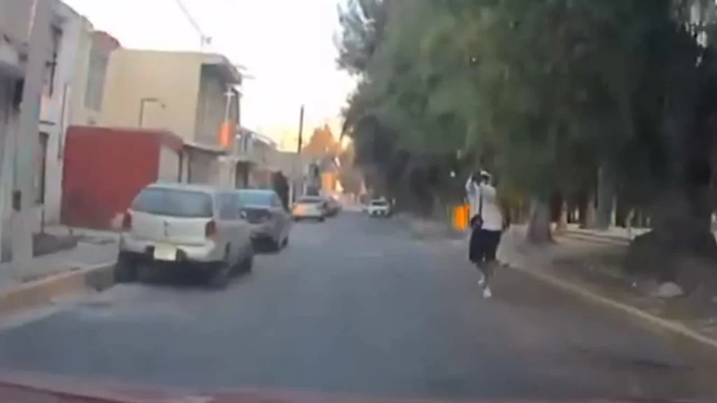 Uno de los asaltantes realizó disparos aparentemente contra un vecino del lugar.