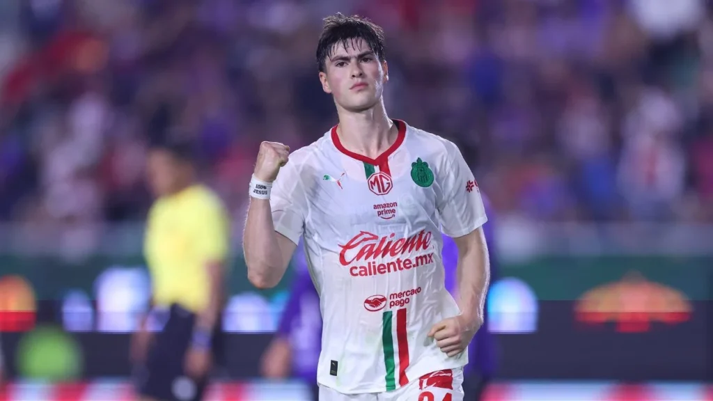Las Chivas de Guadalajara vencieron 2-1 a Mazatlan en El Encanto enviando a los cañoneros al último lugar de la tabla.