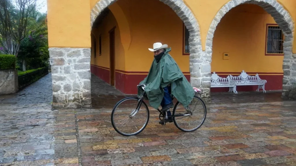 Clima hoy: Fuertes rachas de viento por evento de “Norte” afectan el Istmo y Golfo de Tehuantepec, mientras lluvias y ambiente frío persisten en varias regiones de México.