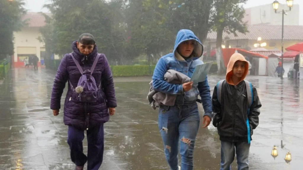 El clima hoy contempla chubascos, fuertes rachas de viento y posible caída de nieve/aguanieve en zonas montañosas del norte del país.
