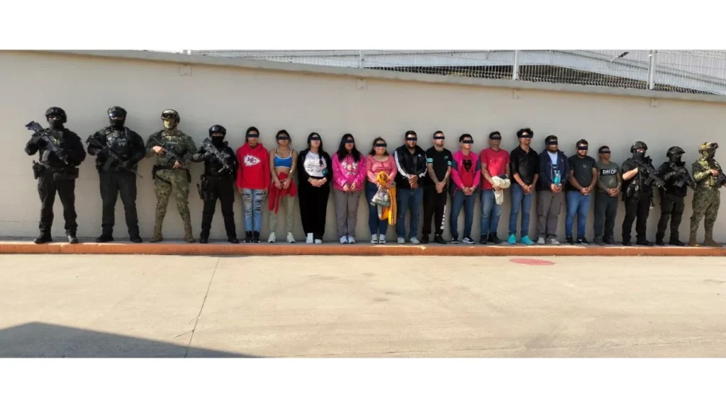 Elementos de fuerzas federales desplegaron un operativo simultáneo en distintos domicilios de Veracruz, donde aseguraron armas, granadas, droga y vehículos, y detuvieron a 14 personas