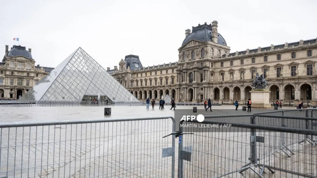 Entre los detenidos se encuentran dos agentes del Louvre y guías turísticas.