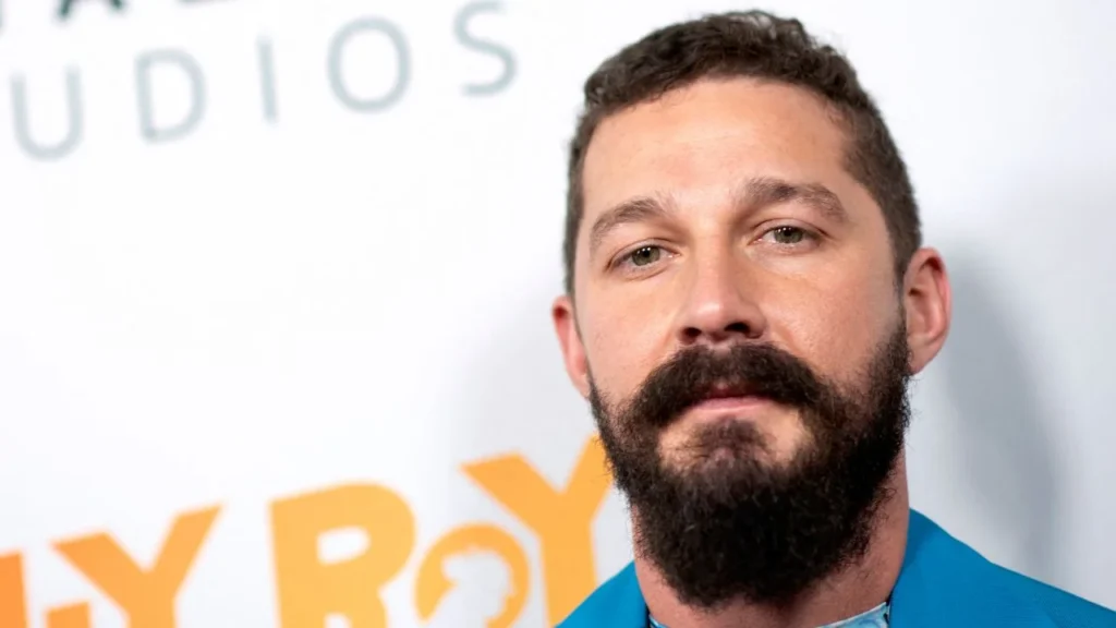Shia LaBeouf fue detenido en Nueva Orleans tras un altercado en un bar durante las celebraciones de Mardi Gras; el actor enfrenta dos cargos de agresión simple.