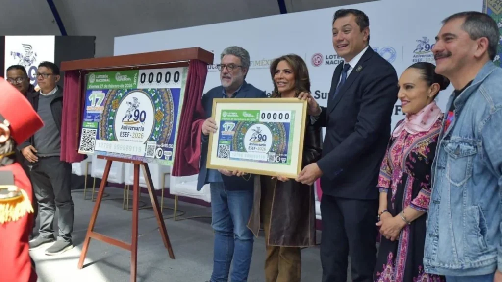 La Lotería Nacional y la AEFCM presentaron el billete del Sorteo Superior No. 2874 conmemorativo de los 90 años de la ESEF en CDMX.