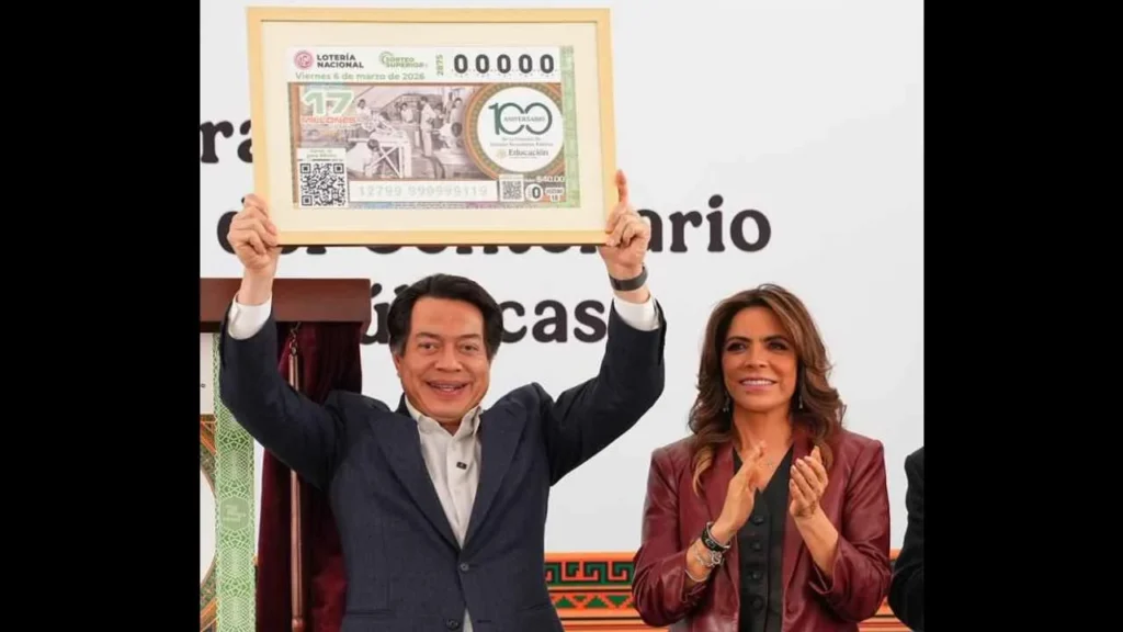 Mario Delgado estuvo presente en la develación del billete de Lotería.