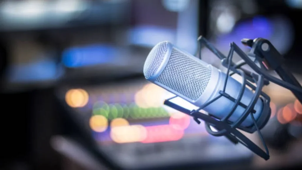 Integrantes de La Radio Tomada y representantes del CCEMx y CCESV durante la emisión especial por el Día Mundial de la Radio, dedicada a la creatividad sonora y la defensa de la radio cultural como espacio democrático.