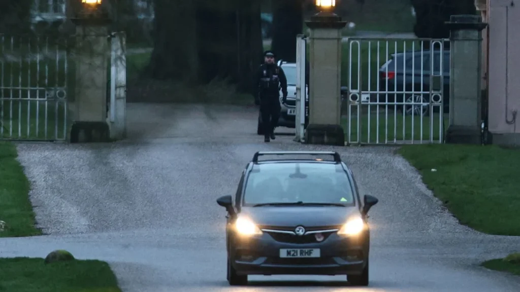 La policía del Reino Unido dijo que el 19 de febrero de 2026, los oficiales estaban buscando en dos direcciones, una en el este de Inglaterra y otra al oeste de Londres, luego del arresto del ex príncipe Andrew bajo sospecha de mala conducta en un cargo público. Las nuevas revelaciones de la semana pasada parecían mostrar a Andrew enviar documentos condenados a los delincuentes sexuales Jeffrey Epstein potencialmente confidenciales durante su tiempo como enviado comercial del Reino Unido