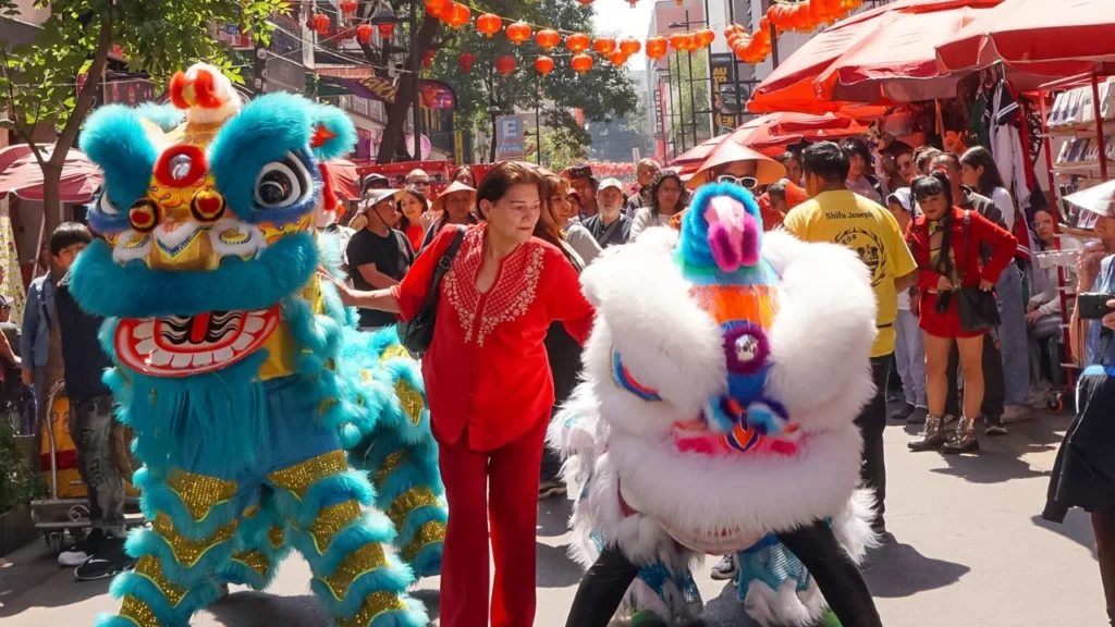 Con danzas y tambores comenzaron los festejos del Año Nuevo Chino, que este año rinde homenaje al Caballo de Fuego conforme al calendario lunar.