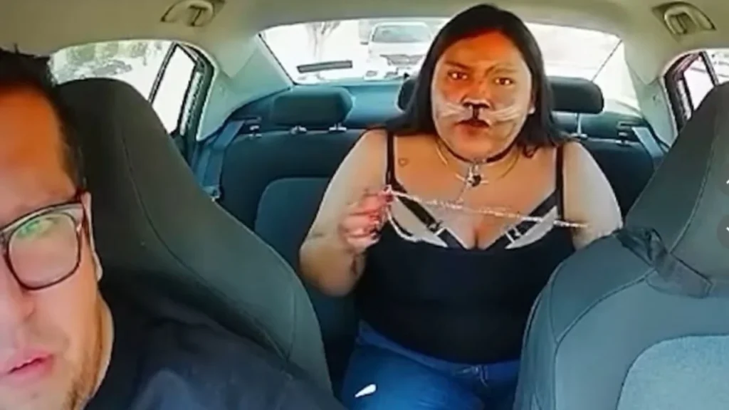 Captura del video viral en el que un conductor de Uber detiene el viaje y pide a una pasajera descender del vehículo tras identificarse como “galgo español” durante el trayecto.