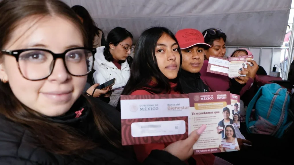 Jóvenes Construyendo el Futuro, esta dirigido a personas de entre 18 y 29 años que no estudian ni trabajan, con el objetivo de capacitarlas en centros de trabajo durante un periodo de hasta 12 meses.